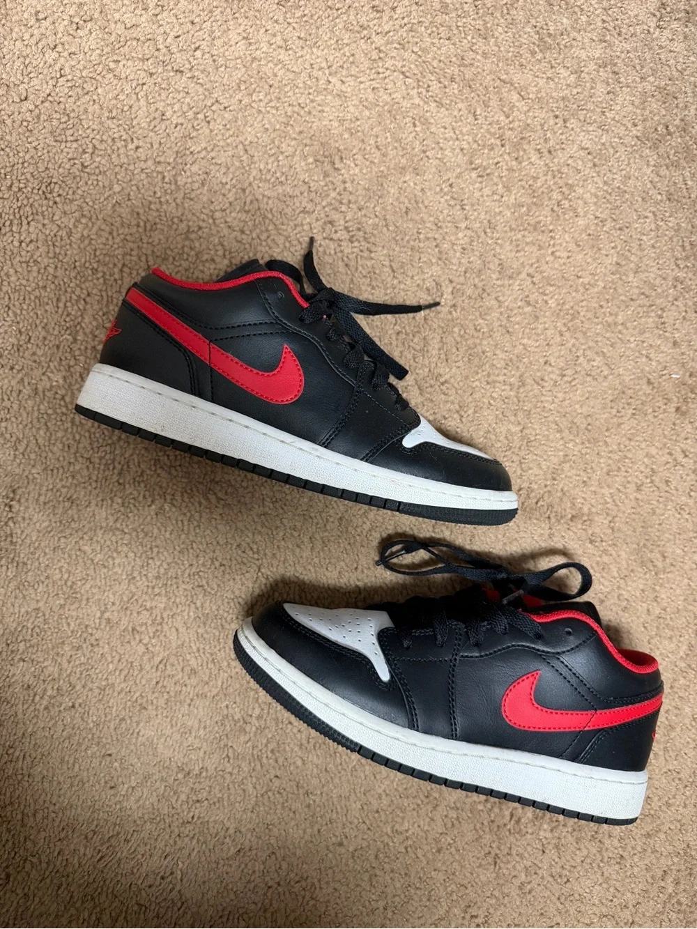 Nike Low-Top Sneakers in Black, Red & White